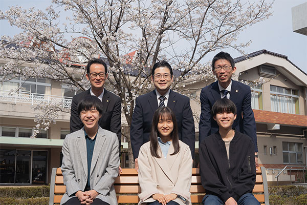 金井大雅さん　一橋大学経済学部進学<br />
入矢穂花さん　慶應義塾大学商学部進学<br />
菅井悠二さん　東京科学大学情報理工学部進学