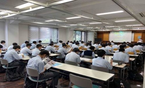 ２年後の自分を想像して　―高校２学年大学研修―